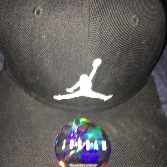 A hat - Picture 1 of 3